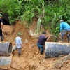 Tỉnh Quảng Ninh đang khẩn trương thi công đường ống dẫn nước sạch mới, nhằm khắc phục sự cố đứt gãy đường ống dẫn nước của Nhà máy nước Diễn Vọng. (Ảnh: Nguyễn Hoàng/TTXVN)