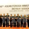 Tổng Thư ký ASEAN Lê Lương Minh (ngoài cùng bên phải) và các trưởng đoàn chụp ảnh chung tại Phiên họp hẹp AMM 48. (Ảnh: Kim Dung/TTXVN)