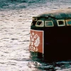 Phấn tháp quan sát của tàu ngầm Kursk nhô lên khỏi mặt nước trong quá trình trục vớt ngày 23/10/2001. (Reuters)