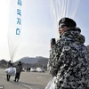 Nhóm dân sự tại Hàn Quốc dùng bóng bay rải truyền đơn chống Triều Tiên. (Nguồn: AFP)