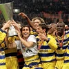 Chiếc cúp UEFA mà Parma giành được năm 1999 sẽ bị đem bán đấu giá. (Ảnh: AP)