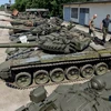 Quân nhân Ukraine kiểm tra các xe tăng T-72 tại thành phố miền tây Lviv ngày 7/8. (Ảnh: AFP/ TTXVN)