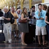 Hành khách chờ đợi ở sân bay Reagan (Washington) do sự cố máy tính. (Ảnh: AP)