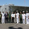 Sỹ quan đội tàu Hoa Kỳ và đại diện lãnh đạo thành phố Đà Nẵng tại lễ đón ở cảng Tiên Sa. (Ảnh: Lê Lâm/TTXVN) 