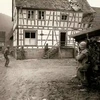 Quân Mỹ truy tìm các tay súng bắn tỉa ẩn nấp ở Bobenthal, Đức. (Ảnh: Argunners)