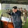 Nhà lãnh đạo Kim Jong-un theo dõi một cuộc tập trận. (Ảnh: Yonhap/TTXVN)