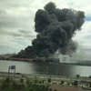 Khói đen bốc lên từ đám cháy nhà máy sản xuất ống thép gần sân bay Haneda. (Ảnh: Twitter/Yoshihito KIKUCHI)