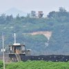 Tiền đồn quân sự Hàn Quốc (phía dưới) và Triều Tiên (phía trên) nhìn từ thành phố biên giới Paju ngày 21/8. (Ảnh: AFP/TTXVN)