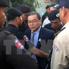 ảnh sát Campuchia áp giải Thượng nghị sỹ Hong Sok Hour (giữa) tại Phnom Penh. (Ảnh: AFP/TTXVN)