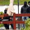 Cảnh sát đặc nhiệm Pháp canh gác bên ngoài nơi bắt giữ 2 thủ lĩnh ETA. (Ảnh: AFP)