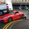 Tài xế chiếc xe sang Porsche đã mắc kẹt trong chiếc xe sau khi tai nạn xảy ra. (Nguồn: manchestereveningnews)