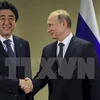 Tổng thống Nga Vladimir Putin (phải) và Thủ tướng Nhật Bản Shinzo Abe. (Ảnh: Reuters/TTXVN)