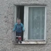 [Video] Thót tim em bé nghịch ngợm treo mình ngoài cửa sổ tầng 8