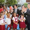 Chủ tịch nước Trương Tấn Sang đến thăm Trường tiểu học mang tên Bác Hồ. (Ảnh: Nguyễn Khang/TTXVN)