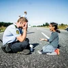 Cảnh sát Đan Mạch đang chơi đùa với bé gái nhập cư người Syria. (Nguồn: CCTVNews)