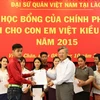 Đại sứ Nguyễn Mạnh Hùng trao quyết định học bổng cho học sinh Việt kiều. (Ảnh: Phạm Kiên/TTXVN) 