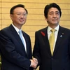 Thủ tướng Nhật Bản Shinzo Abe (phải) có cuộc gặp với Ủy viên Quốc vụ Trung Quốc Dương Khiết Trì (trái). (Ảnh: AFP/TTXVN)