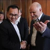 Bộ trưởng Bộ Năng lượng và Tài nguyên Khoáng sản Indonesia Sudirman Said (trái) gặp Bộ trưởng Bộ Năng lượng và Dầu của Iran. (Ảnh: SHANA)