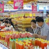 Người tiêu dùng chọn mua hàng Việt Nam tại siêu thị Saigon Co.op Thành phố Hồ Chí Minh. (Ảnh: Thanh Vũ/TTXVN)