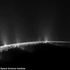 Luồng hơi nước được phun ra từ một đại dương nằm dưới bề mặt mặt trăng Enceladus của sao Thổ. (Nguồn: NASA)