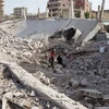 Hậu quả khủng khiếp sau một vụ tấn công bằng bom thùng ở Syria. (Ảnh: Reuters)