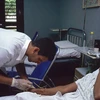 Bác sỹ Cuba chăm sóc cho một bệnh nhân. (Nguồn: Cubadebate)