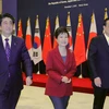 Tổng thống Hàn Quốc Park Geun-hye (giữa), Thủ tướng Trung Quốc Lý Khắc Cường (phải) và Thủ tướng Nhật Bản Shinzo Abe trong cuộc gặp lịch sử tại Seoul ngày 1/11.(Ảnh: THX/ TTXVN)
