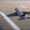 Cận cảnh 2 "siêu nhân" bay lượn cùng máy bay Airbus A380