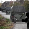 Xe của lực lượng ly khai chở súng chống tăng MT-12 Rapira 100-mm rút khỏi Donetsk ngày 28/10. (AFP/TTXVN)