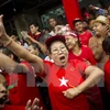 Những người ủng hộ đảng NLD đối lập tuần hành sau khi kết quả bầu cử đợt đầu tiên được công bố. (Nguồn: AFP/TTXVN)