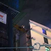 Khối bê tông nặng hàng tấn của chiếc cần cẩu đổ sập sang bên phía Bệnh viện đa khoa Tân Trí Sài Gòn làm nứt tường và sập một phần trên tầng 10 của bệnh viện. (Ảnh: Mạnh Linh/TTXVN)