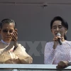 Lãnh đạo đảng NLD đối lập Aung San Suu Kyi (phải) phát biểu trước những người ủng hộ tại Yangon. (Nguồn: AFP/TTXVN)