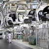 Dây chuyền sản xuất xe hơi bên trong nhà máy của hãng Volkswagen ở Wolfsburg, Đức. (Nguồn: AFP/TTXVN)
