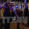 Cảnh sát giải cứu con tin trong vụ tấn công tại Paris. (Ảnh: TTXVN/AFP)