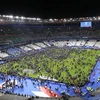 Khán giả tràn xuống sân Stade de France sau khi nghe tin về các vụ tấn công. (Ảnh: AP)