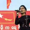 Chủ tịch Đảng NLD Aung San Suu Kyi phát biểu trong cuộc mít tinh tại Yangon ngày 1/11. (Ảnh: THX/TTXVN)