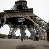 Binh sỹ Pháp tuần tra tại Tháp Eiffel ở Paris sau các vụ tấn công ngày 14/11. (Nguồn: AFP/TTXVN)