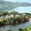 Làng cá ven hồ của đồng bào Thái ở xã Pa Ma - Pha Khinh, huyện Quỳnh Nha, mới hình thành sau khi hồ thủy điện Sơn La tích nước từ tháng 8/2010. (Ảnh: Điêu Chính Tới/TTXVN)