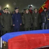 Bộ trưởng Quốc phòng Nga cùng Tư lệnh Không quân vũ trụ Nga dự nghi lễ đón linh cữu phi công Peshkov. (Nguồn: Bộ Quốc phòng Nga)