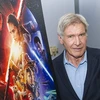 Harrison Ford chụp ảnh cùng poster phim Star Wars: The Force Awakens. (Ảnh: Action Press)