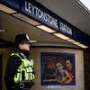 Cảnh sát gác bên ngoài nhà ga tàu điện ngầm Leytonstone ở London sau vụ tấn công. (Ảnh: AFP/TTXVN)