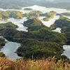 Những hòn đảo lớn, nhỏ trong khu bảo tồn thiên nhiên Tà Đùng tạo nên vẻ đẹp kỳ vĩ giữa núi rừng Tây Nguyên. (Ảnh: Dương Giang/TTXVN)