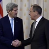 Ngoại trưởng Nga Sergei Lavrov (phải) hội đàm với Ngoại trưởng Mỹ John Kerry đang trong chuyến thăm Nga. (Ảnh: AFP/TTXVN)