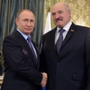 Tổng thống Nga Vladimir Putin (trái) và Tổng thống Alexander Lukashenko (phải) trong cuộc gặp ở Moskva. (Ảnh: AFP/TTXVN)