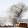 Khói bốc lên sau một cuộc không kích của liên quân ở thủ đô Sanaa, Yemen ngày 26/9 vừa qua. (Ảnh: Reuters/TTXVN)