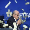 Chủ tịch Sepp Blatter bị ném tiền giả vào mặt. (Ảnh: EPA)
