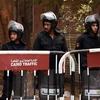 Lực lượng an ninh Ai Cập đứng gác trên đường phố Cairo. (Nguồn: AFP)