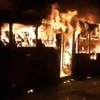 Chiếc xe buýt bất ngờ bốc cháy khiến 14 người thiệt mạng, 32 người bị thương. (Nguồn: CCTV)