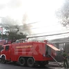 Xe phun nước và lực lượng cảnh sát phòng cháy chữa cháy tỉnh Đắk Lắk có mặt tại hiện trường triển khai công tác chữa cháy. (Ảnh: Phạm Cường/TTXVN)