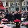 Hàng nghìn người dân và Tổng thống Pháp Francois Hollande tưởng nhớ các nạn nhân vụ khủng bố tại tòa soạn báo Charlie Hebdo. (Ảnh: AFP)